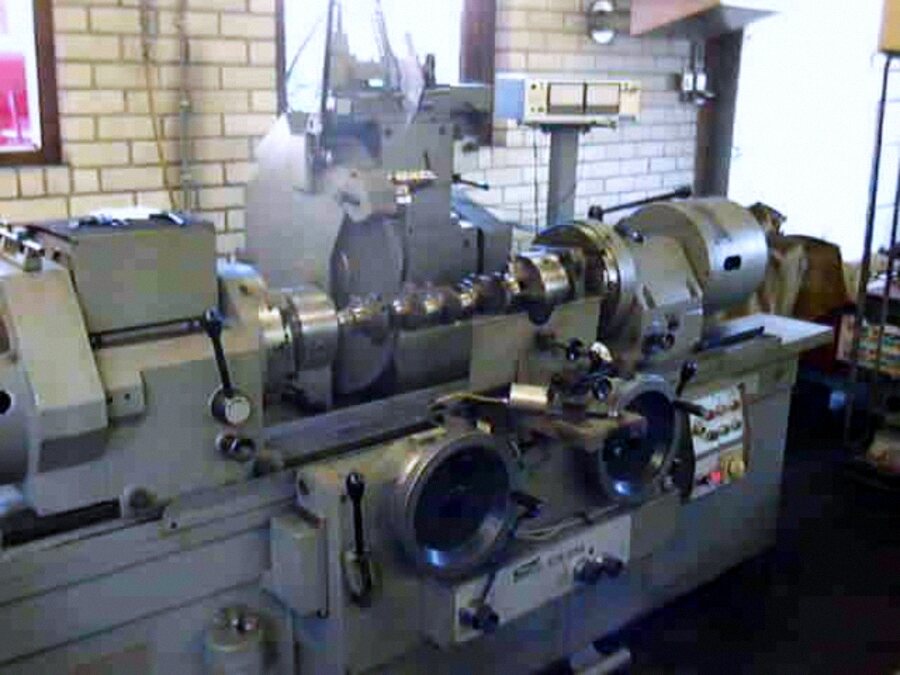 Krukassenslijpmachine in de werkplaats.